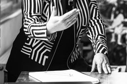 Rechtsanwältin mit Mandanten Mandant in Beratung mit Rechtsanwältin