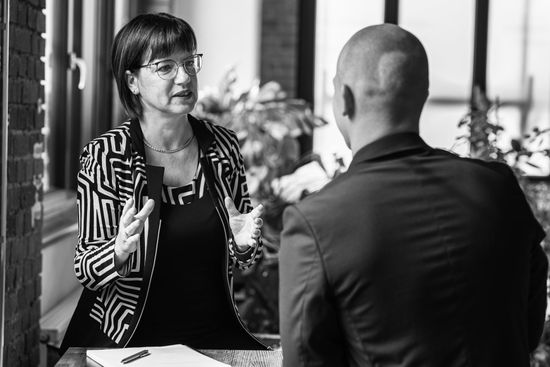 Vertragszeichnung Mandant unterschreibt Vertrag bei Rechtsanwältin