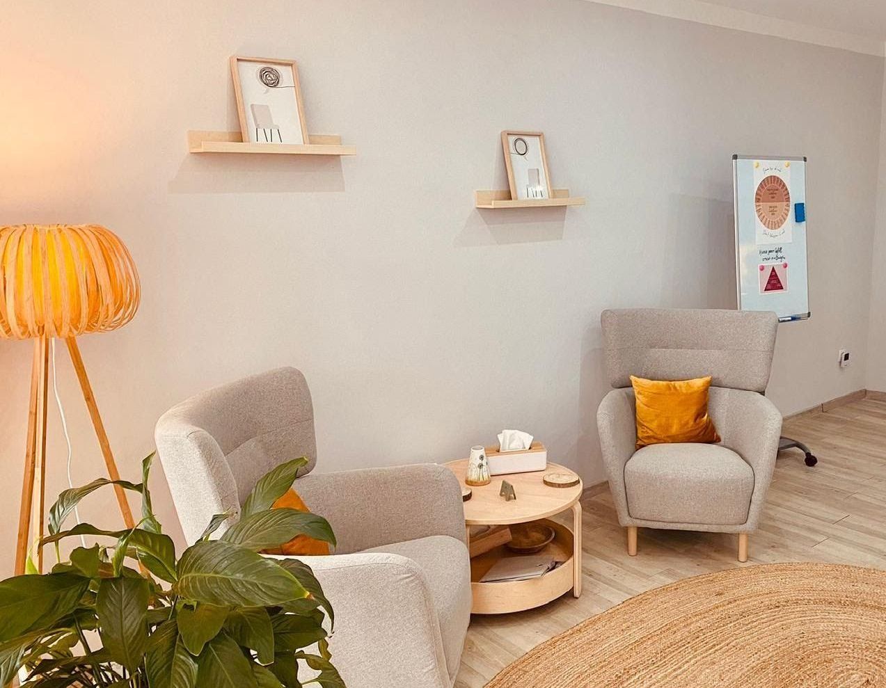 Zwei Sessel stehen an einem Tisch Willkommen