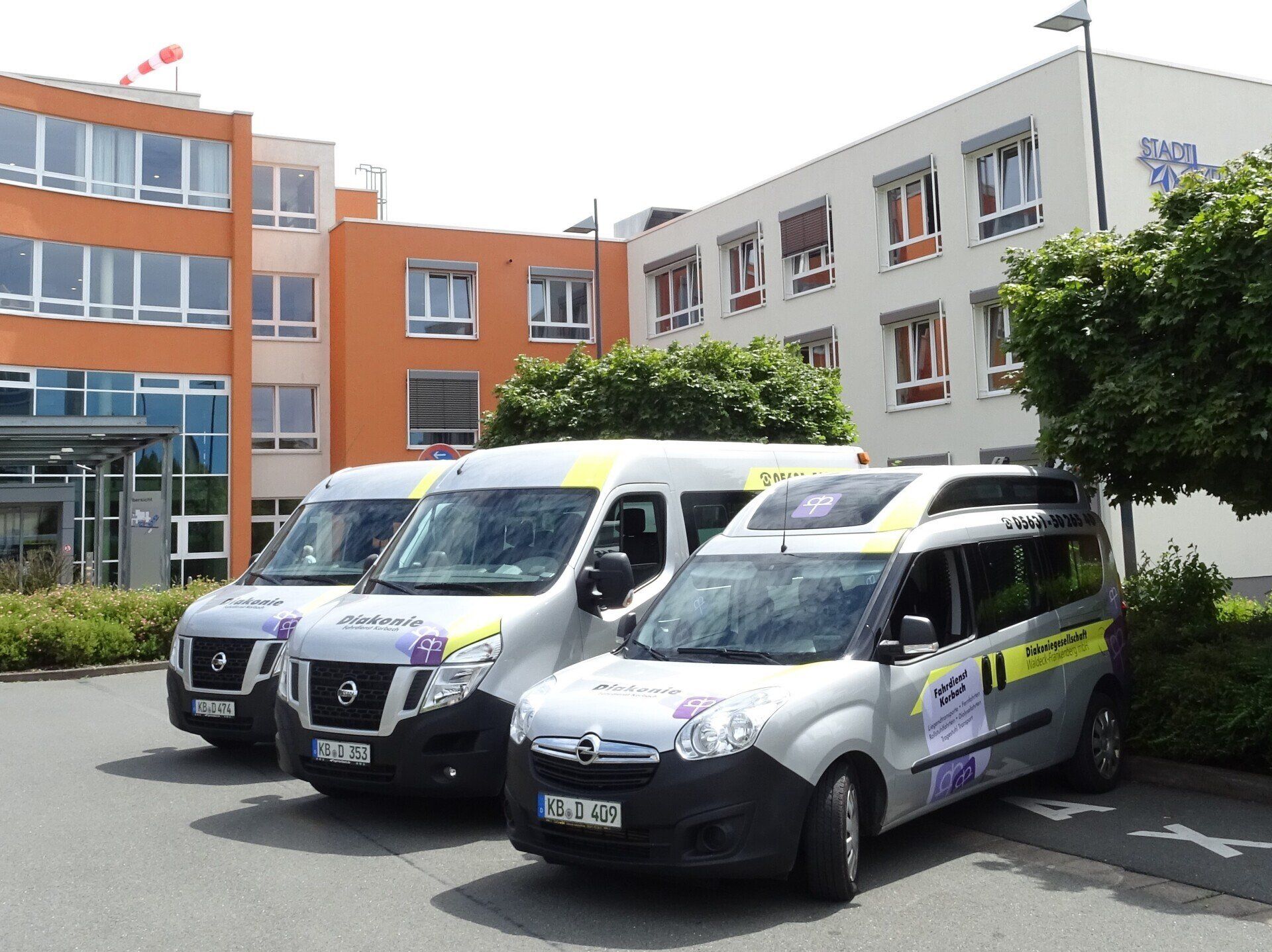 Fahrzeuge des Fahrdienstes vor dem Krankenhaus Korbach