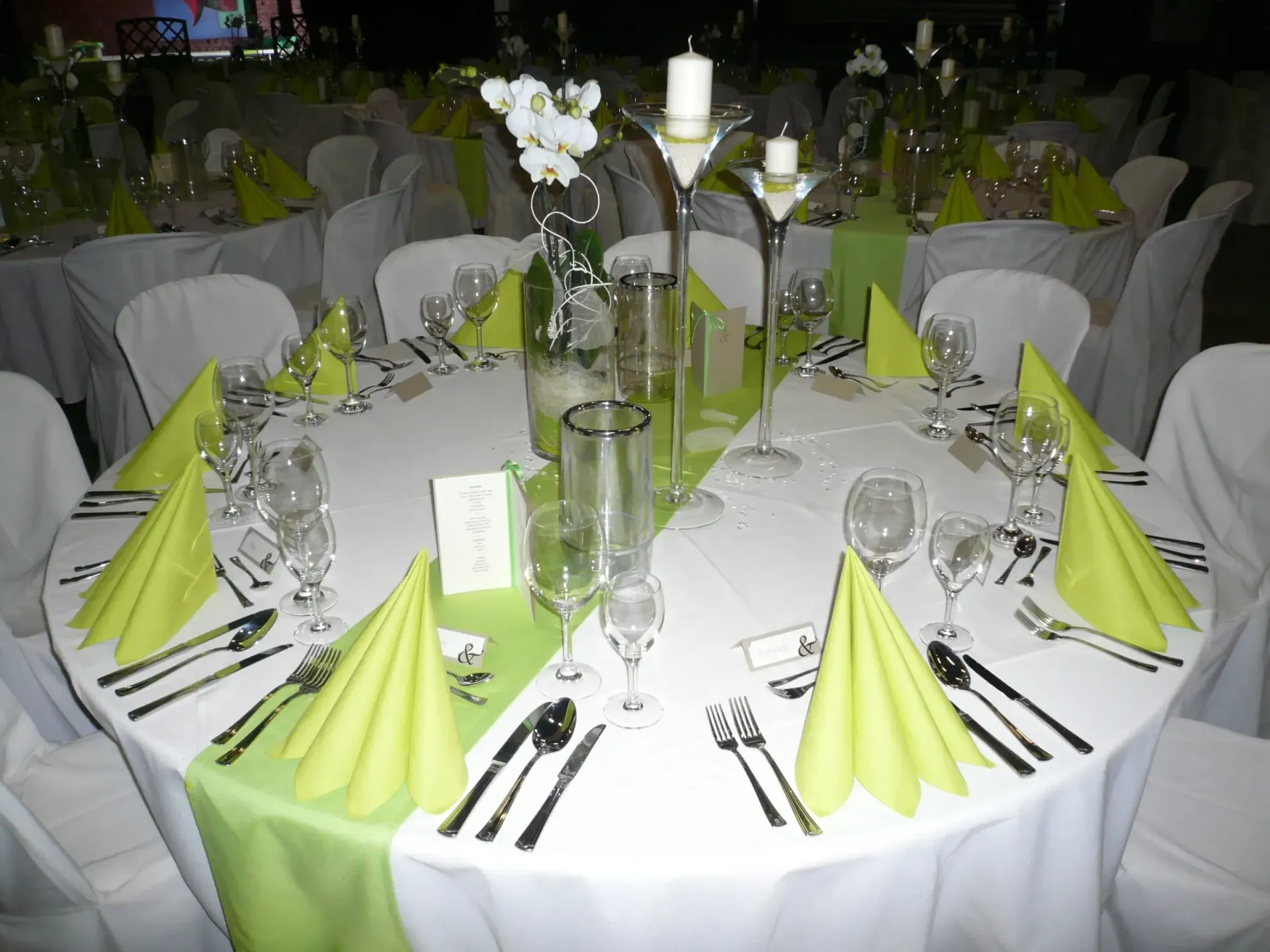 Festlich gedeckter runder Hochzeitstisch in der Steamhall Lokschuppen Nidda.