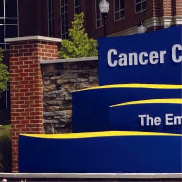 STREETSCAPE SIGNING WAS DESIGNED BY COOPER SIGNAGE AND GRAPHICS TOBLENDWITH THE ARHITECTURE WHILE MAKING A STRONG VISUAL STATEMENT AT ST LUKES MEDICAL CENTER