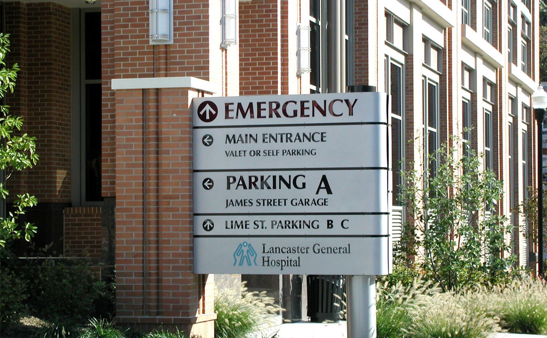 CUSTOM INTERNAL ILLUMINATED GROUND MOUNTED CHANGEABLE PANEL SIGN AND CUSTOM BRICK ACCENT