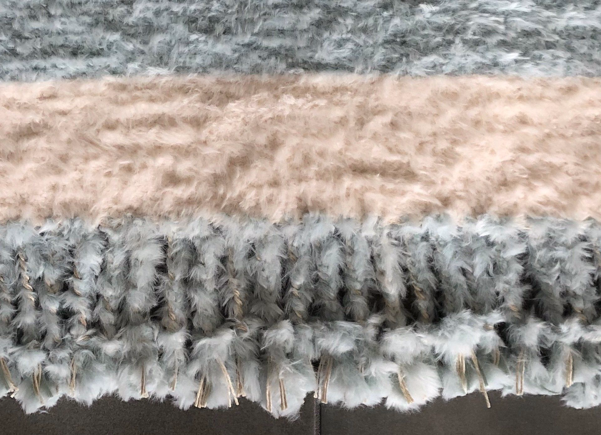 Détail des franges tressées du tapis