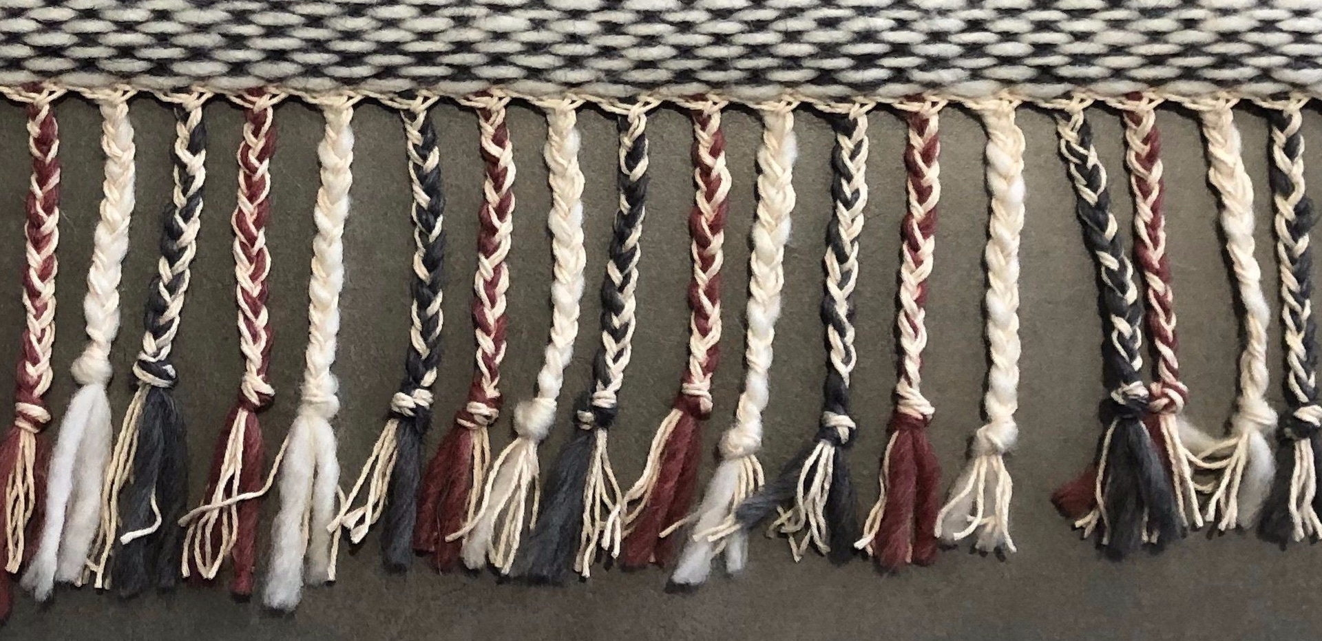 Détail des franges tressées du tapis