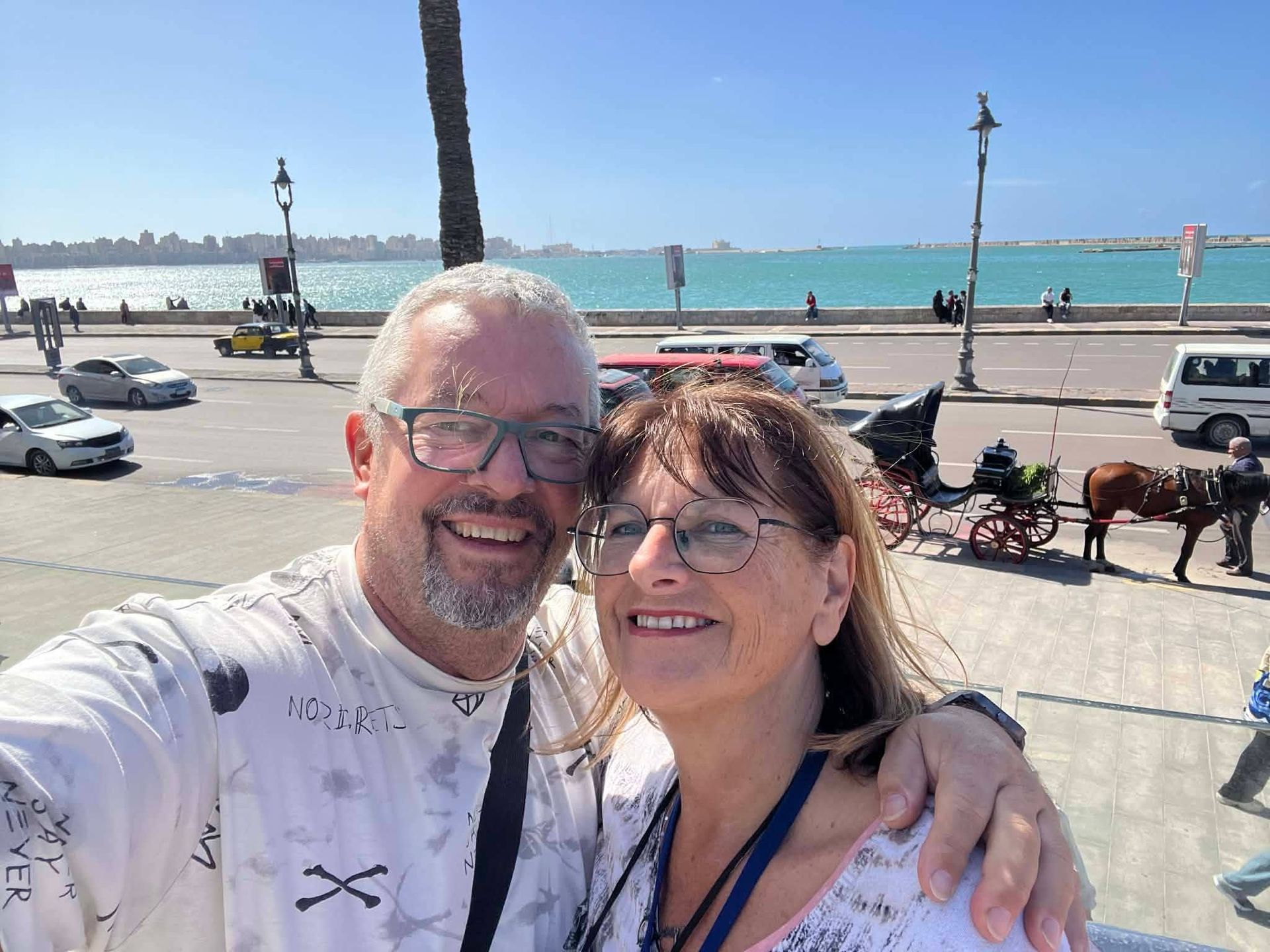 Andreas und Astrid, UrlaubsChecker für Sonnenklar.TV, stehen am Mittelmeer in Alexandria