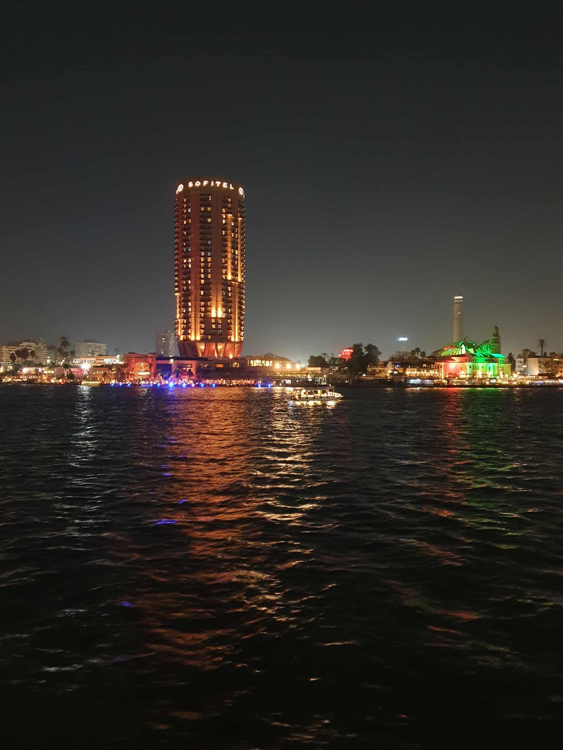 Aussicht vom Nil Pharaoboot mit Abendessen