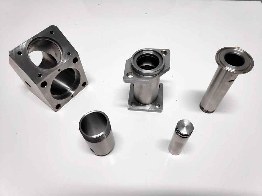 Conjunto de piezas metálicas mecanizadas en CNC, componentes industriales de precisión fabricados a medida.