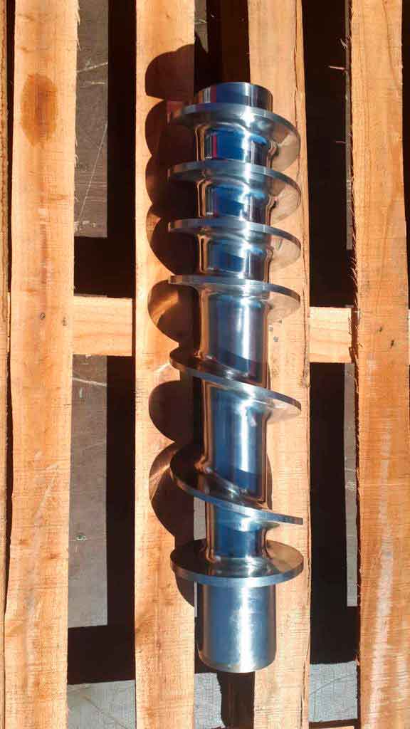 Eje helicoidal mecanizado en CNC con acabado pulido, componente industrial de alta precisión para sistemas mecánicos.