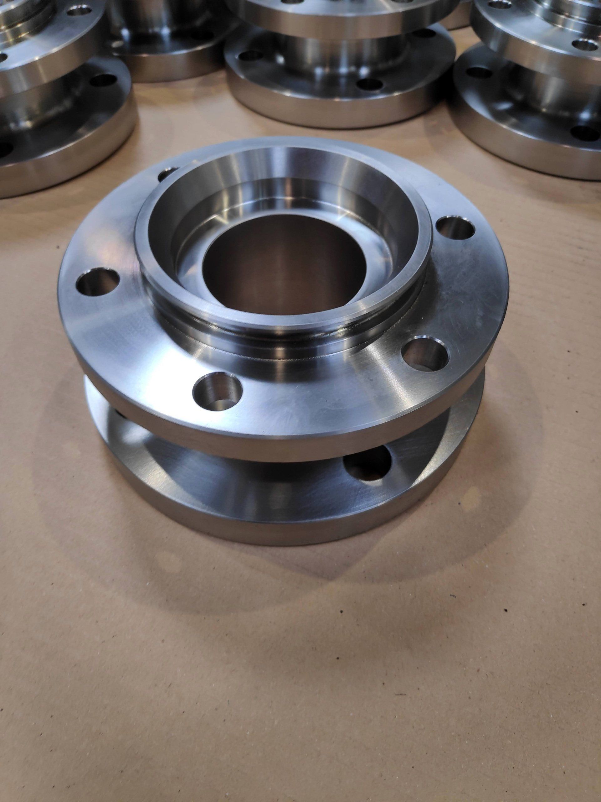 Bridas industriales mecanizadas en CNC con alojamiento interior de precisión, fabricadas en serie.