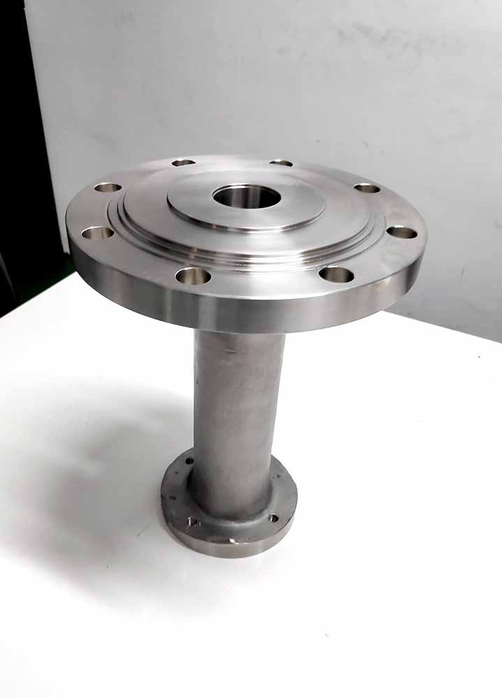 Componente metálico mecanizado en CNC con brida superior e inferior y eje central, pieza industrial de alta precisión.