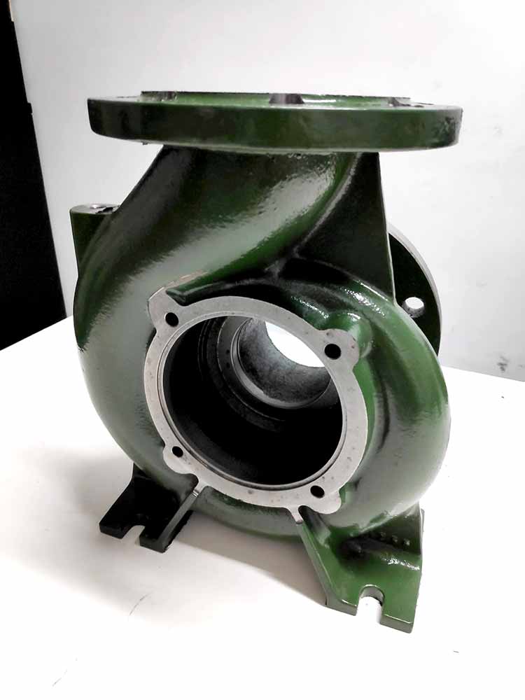 Carcasa de bomba centrífuga industrial con bridas, componente metálico mecanizado para sistemas de bombeo.