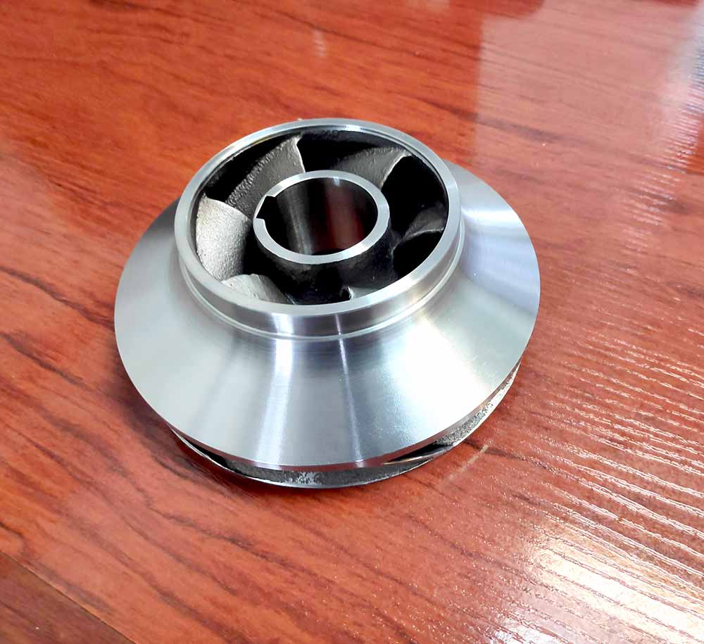 Rodete metálico mecanizado en CNC con álabes internos, componente de alta precisión para bomba centrífuga.