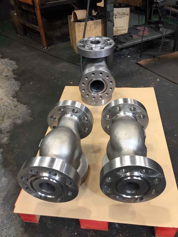 Cuerpos de válvula y componentes bridados mecanizados en CNC, piezas industriales de alta precisión para sistemas de tuberías.