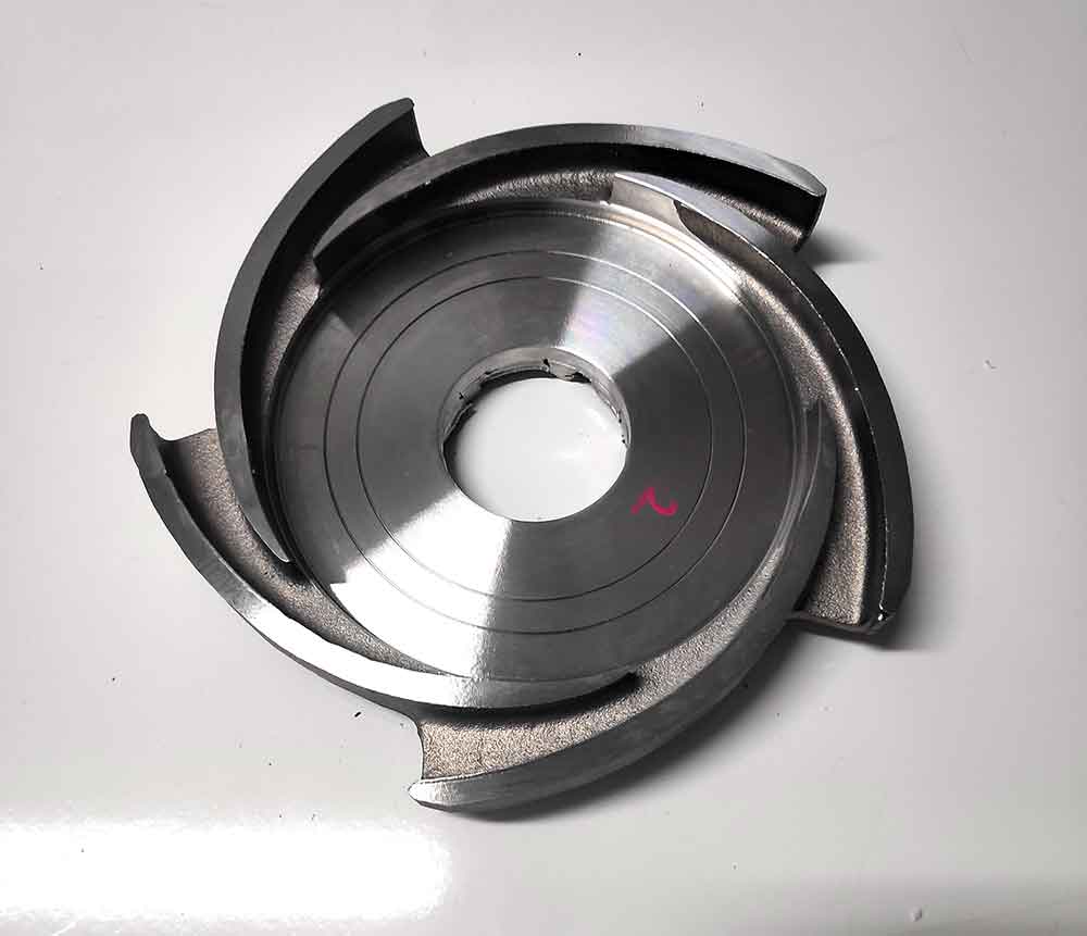 Rodete metálico mecanizado en CNC con geometría curva, componente industrial de alta precisión para bomba o sistema hidráulico.