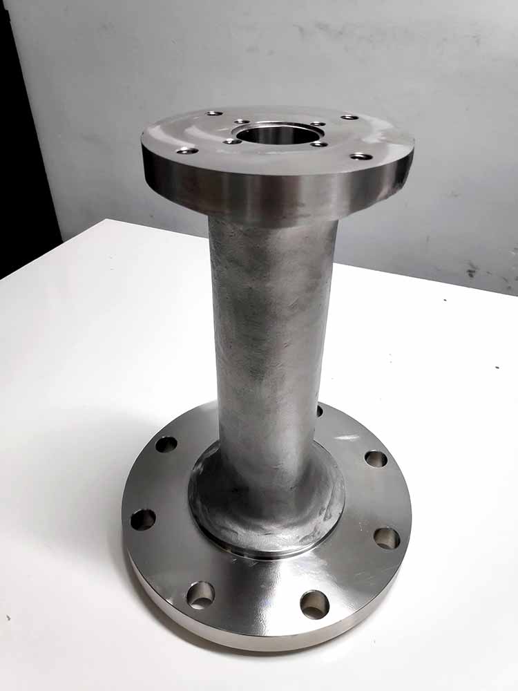 Componente metálico mecanizado en CNC con doble brida y cuerpo cilíndrico, pieza industrial de alta precisión.