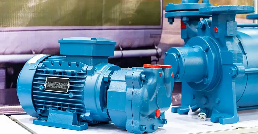 Bomba industrial accionada por motor eléctrico, utilizada en sistemas de impulsión y procesos industriales.