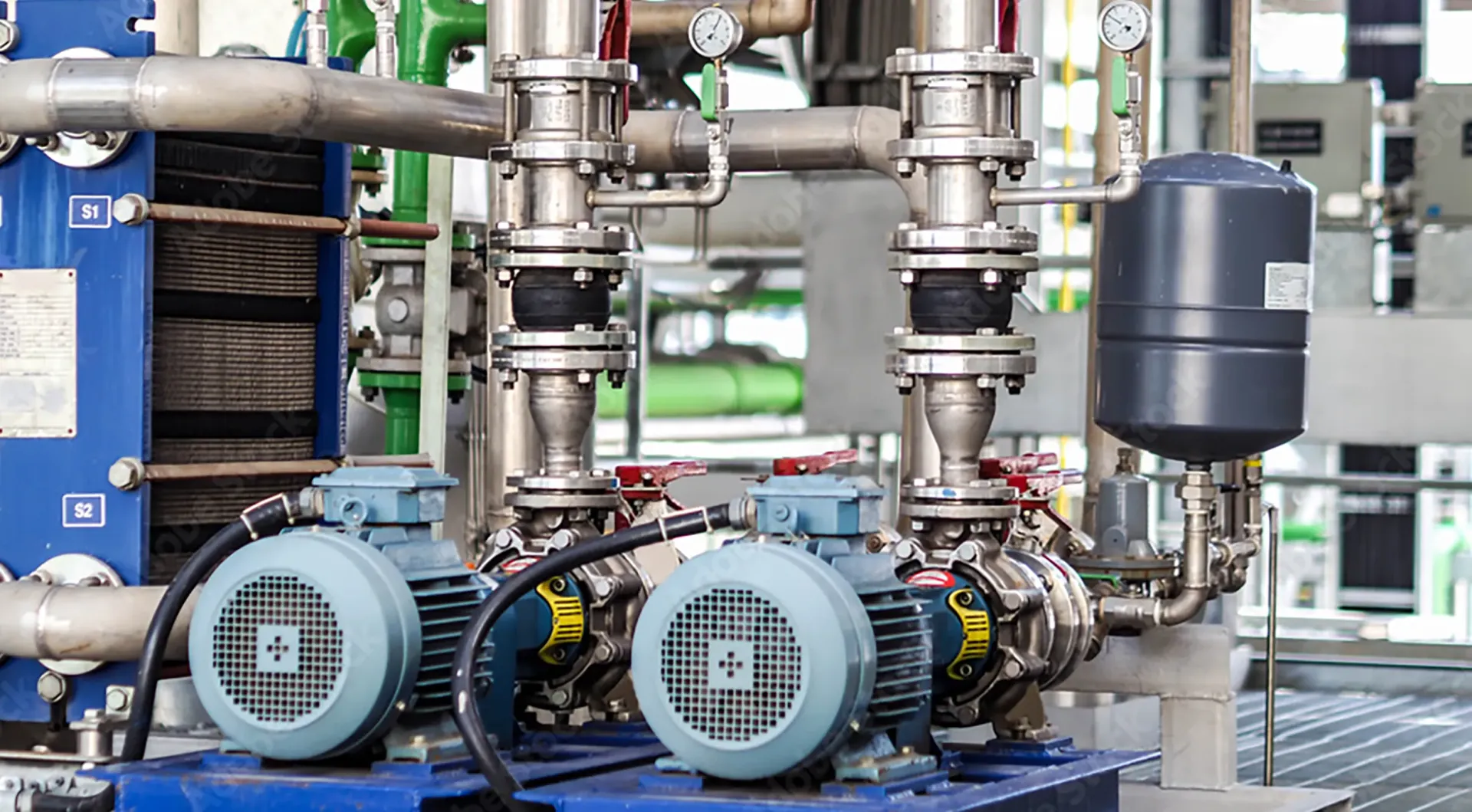 Sistema de bombas de impulsión industriales con motores eléctricos, válvulas y tuberías en planta de procesos.