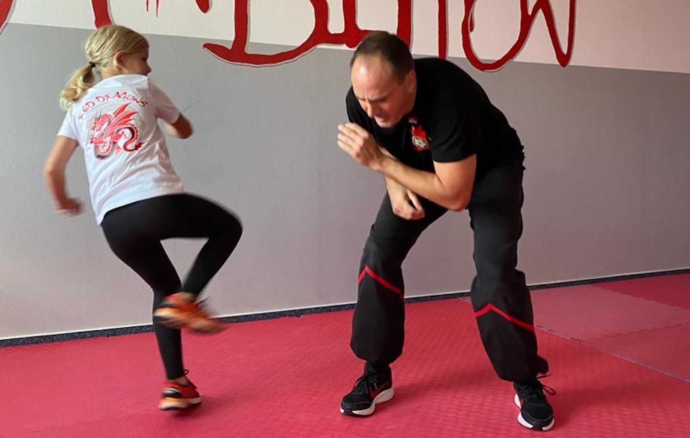 Trainigssituation: Mädchen wehrt sich mit Tritten erfolgreich gegen einen Mann