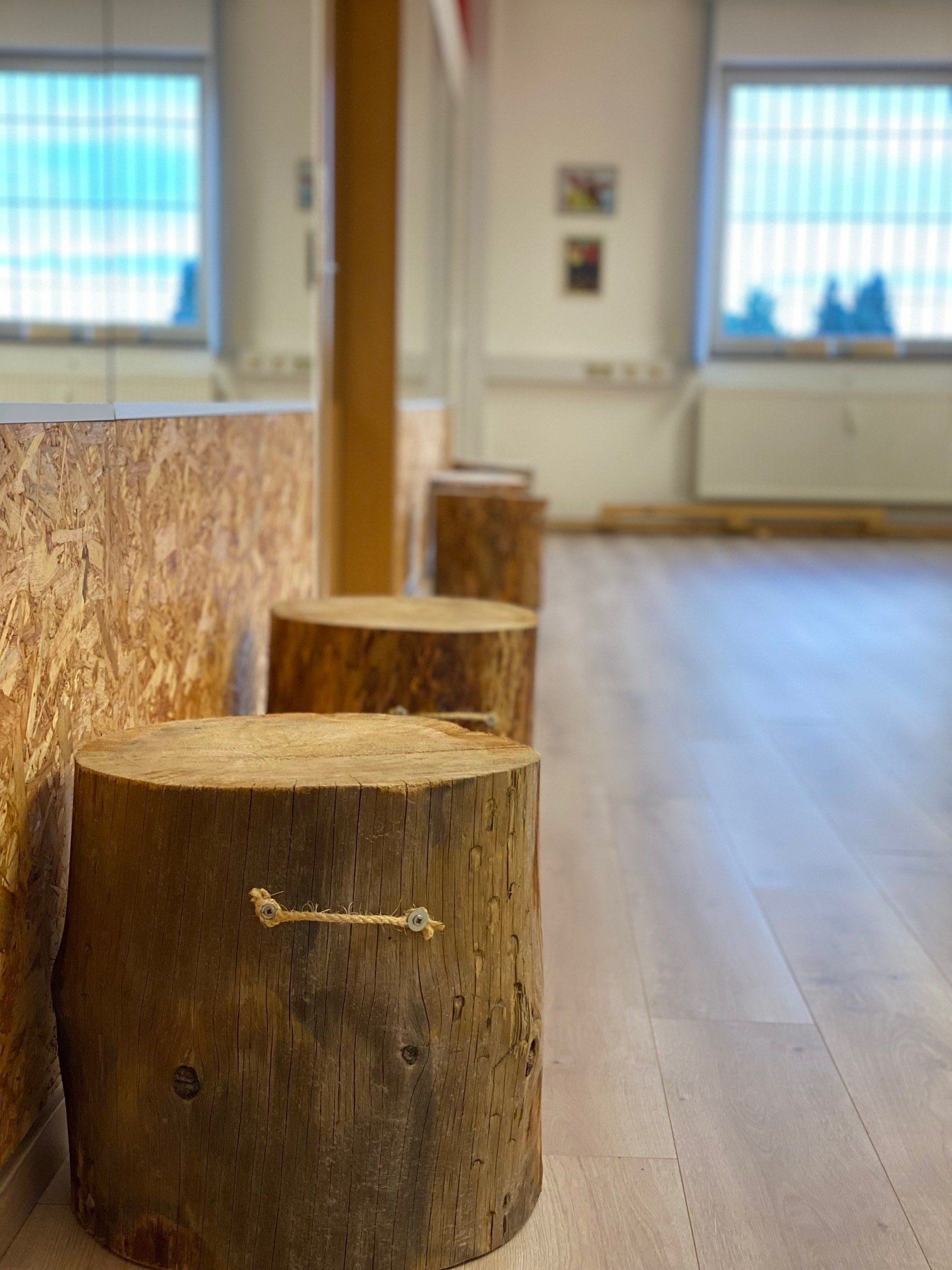 Innovative Trainingstechniken, hier Holzstämme, trainieren Koordination, Beweglichkeit und Körpergefühl.