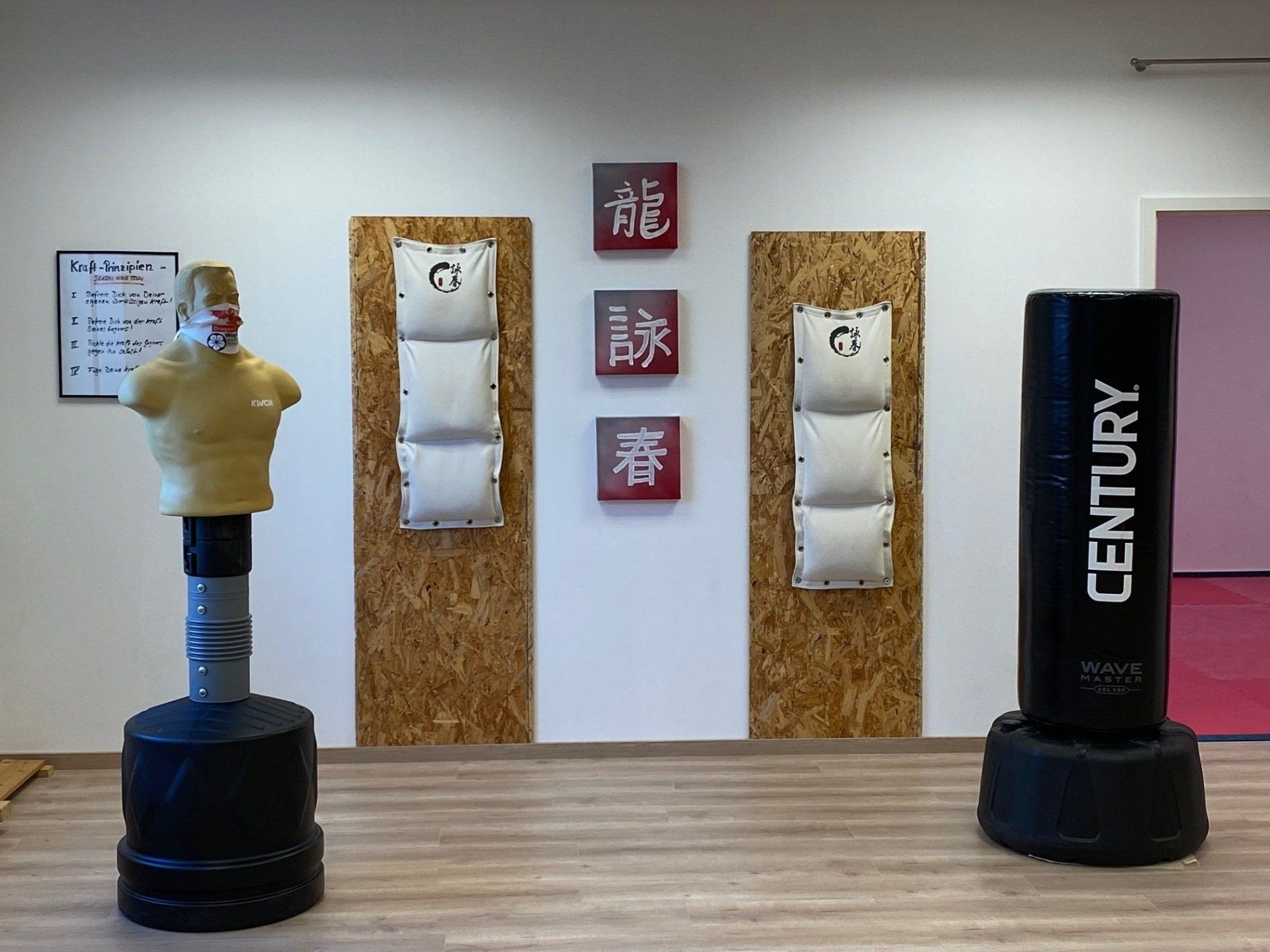 Kampfraum, ausgestattet mit Dummys und Bocsäcken sowie Sandsäcken zum Training der speziellen Wing Tsun Schlagtecniken, zum Besipiel Kettenfausstößen