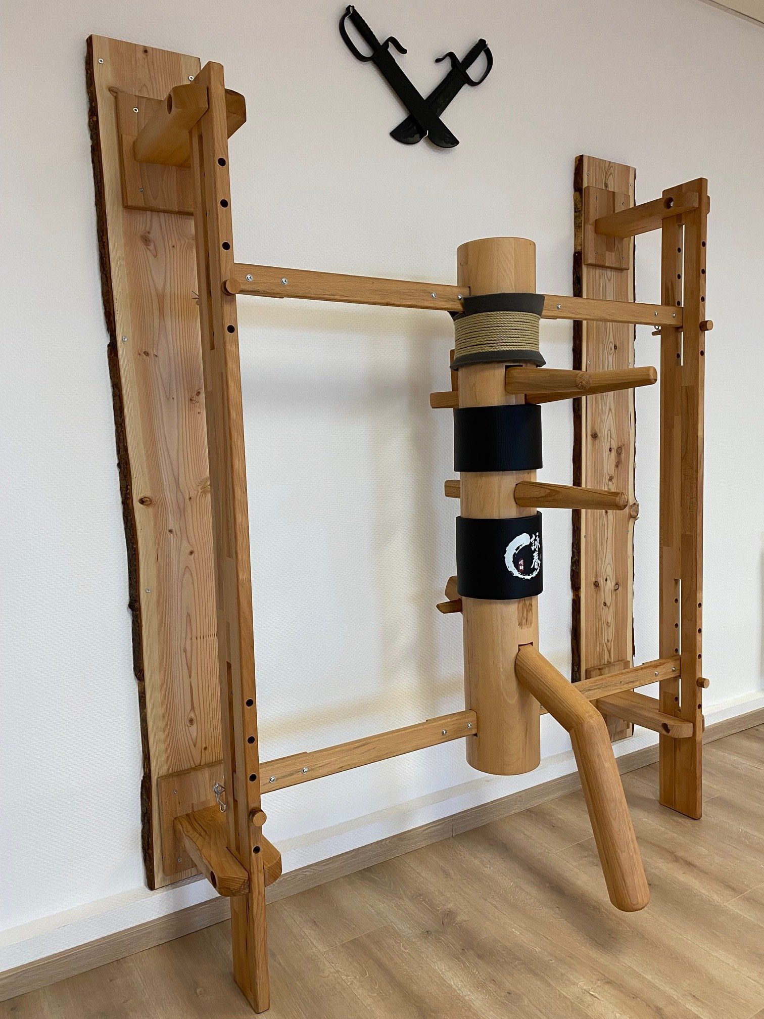 Im Kapfraum eine Holzpuppe für das klassische Wing Tsun Training