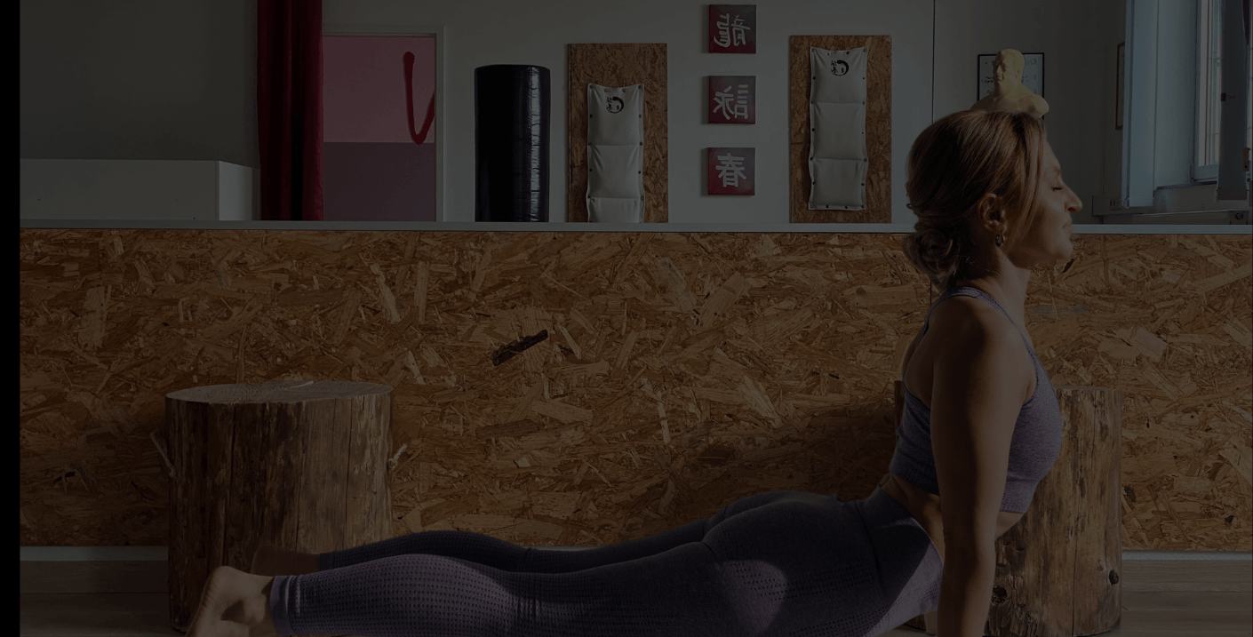 Frau dehnt den Rücken in Liegestützposition, um beweglich zu werden