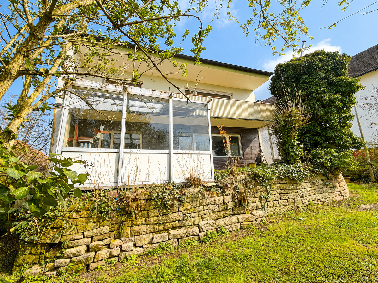 Haus kaufen, Haus verkaufen, Immobilie kaufen, Immobilie verkaufen, Wohnung kaufen, Wohnung verkaufen, Immobilienmakler, Immobilienmakler Mittelfranken, Immobilienmakler Oberfranken, Immobilienmakler Oberpfalz, Sanierungsobjekt, Handwerker, Einfamilienhaus, Alleinlage, Engel und Völkers, von Poll, Sollmann und Zagel, Dächer über Köpfe, Schweidler Immobilien, Schaller, Alexander Groß