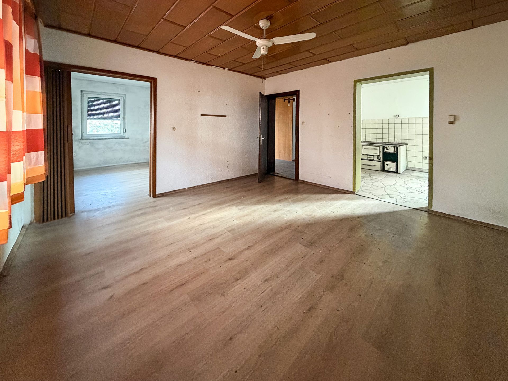 Haus kaufen, Haus verkaufen, Immobilie kaufen, Immobilie verkaufen, Wohnung kaufen, Wohnung verkaufen, Immobilienmakler, Immobilienmakler Mittelfranken, Immobilienmakler Oberfranken, Immobilienmakler Oberpfalz, Sanierungsobjekt, Handwerker, Einfamilienhaus, Alleinlage, Engel und Völkers, von Poll, Sollmann und Zagel, Dächer über Köpfe, Schweidler Immobilien, Schaller, Alexander Groß