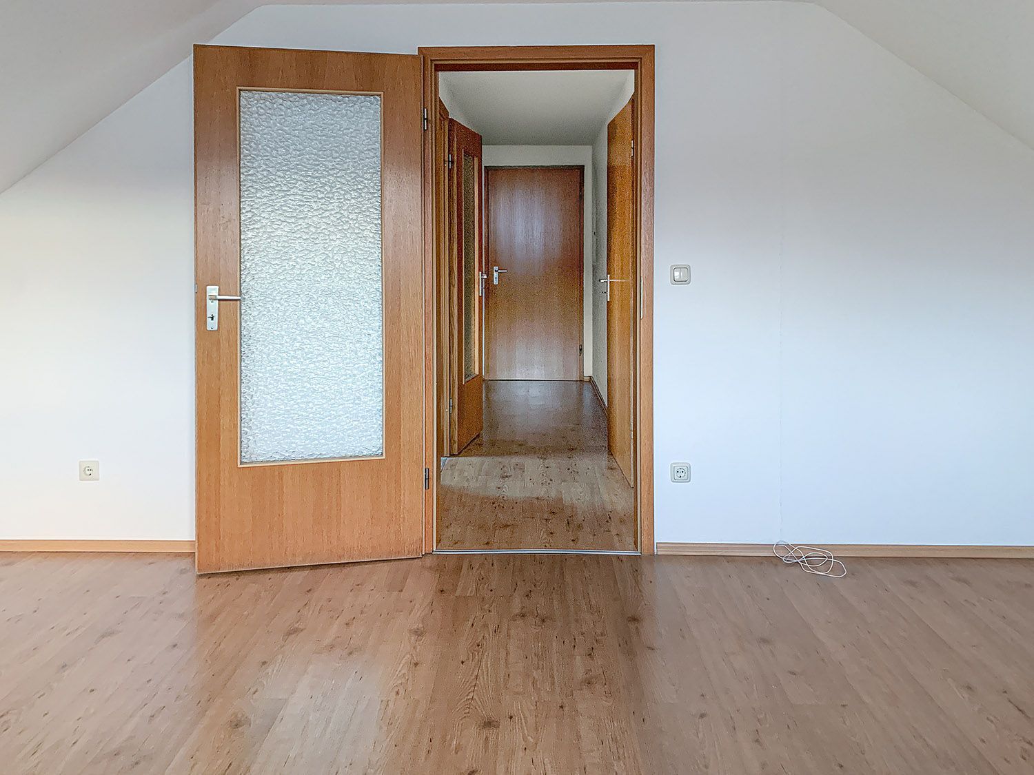 Haus kaufen, Haus verkaufen, Immobilie kaufen, Immobilie verkaufen, Wohnung kaufen, Wohnung verkaufen, Immobilienmakler, Immobilienmakler Mittelfranken, Immobilienmakler Oberfranken, Immobilienmakler Oberpfalz, Sanierungsobjekt, Handwerker, Einfamilienhaus, Alleinlage, Engel und Völkers, von Poll, Sollmann und Zagel, Dächer über Köpfe, Schweidler Immobilien, Schaller, Alexander Groß, Grundstück kaufen, Bad Kissingen, Poppenlauer, Haus bauen, Eigenheim