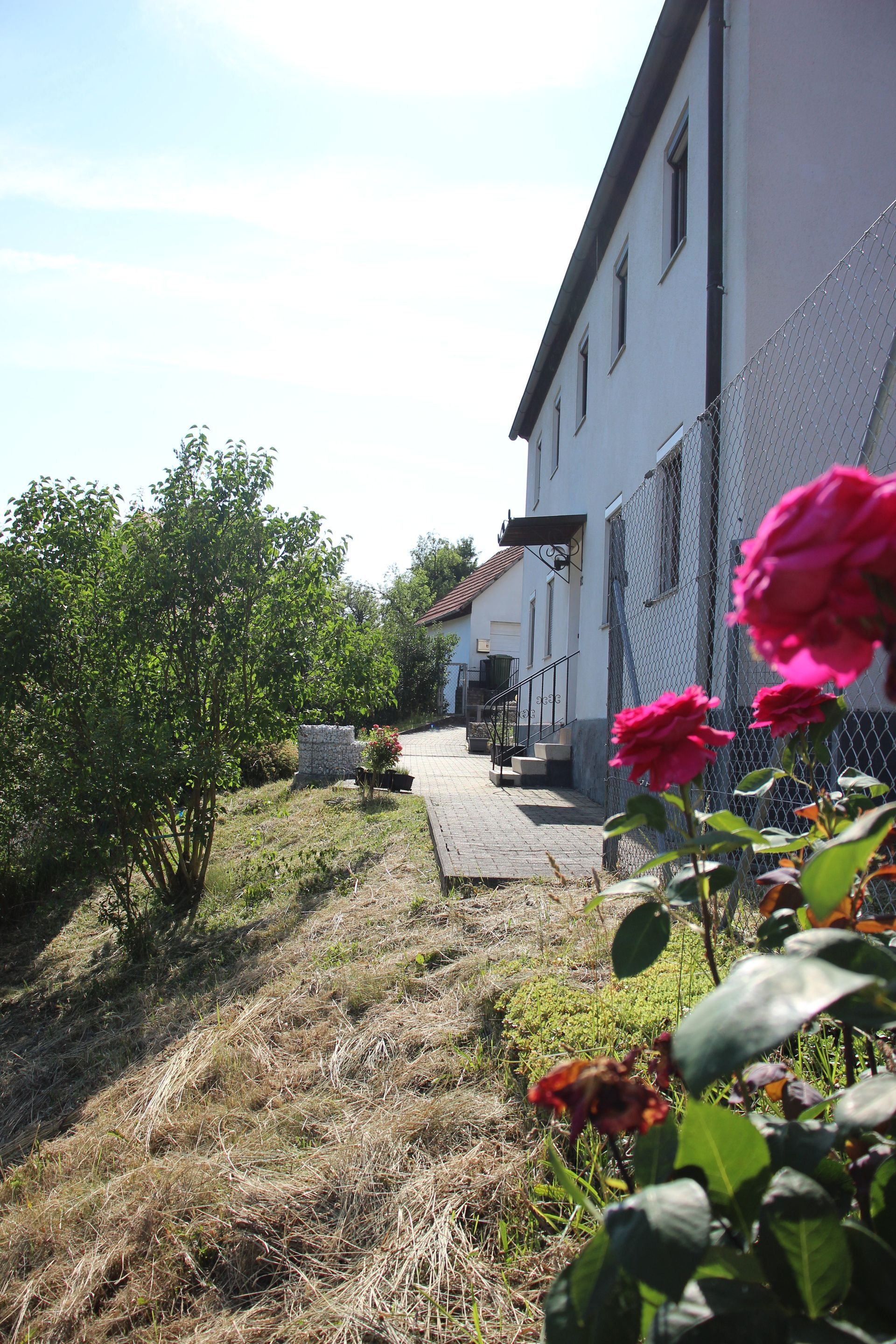 Haus kaufen, Haus verkaufen, Immobilie kaufen, Immobilie verkaufen, Wohnung kaufen, Wohnung verkaufen, Immobilienmakler, Immobilienmakler Mittelfranken, Immobilienmakler Oberfranken, Immobilienmakler Oberpfalz, Sanierungsobjekt, Handwerker, Einfamilienhaus, Alleinlage, Engel und Völkers, von Poll, Sollmann und Zagel, Dächer über Köpfe, Schweidler Immobilien, Schaller, Alexander Groß