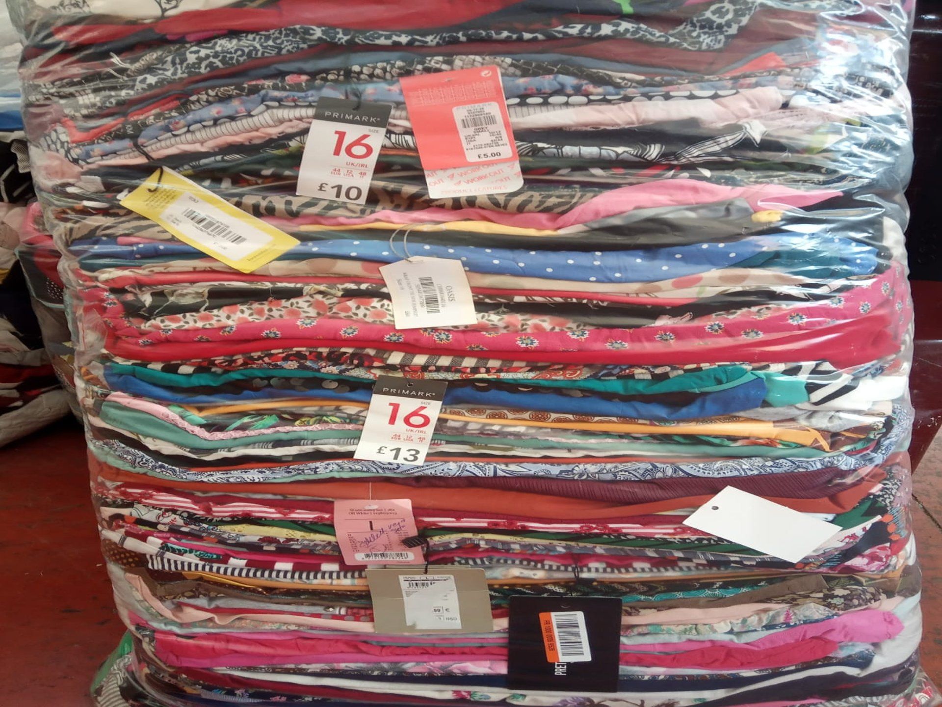 ROPA USADA DE SEGUNDA MANO CREMA / EXTRA COMPRA-VENTA Y EXPORTACIÓN LA MÁS ALTA CLASIFICACIÓN DE ROPA SEGUNDA MANO CREMA EXTRA GOLD