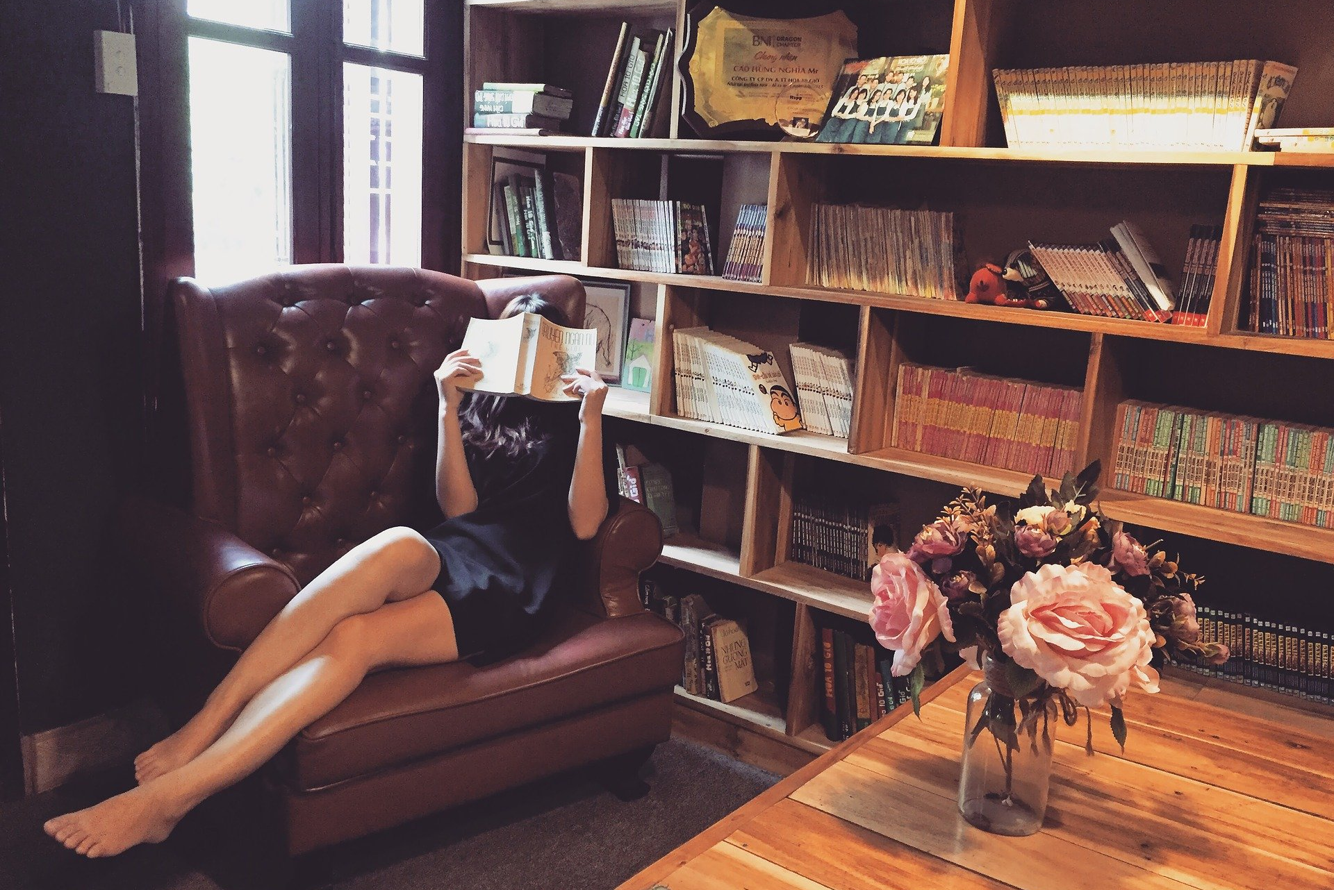 Jungfrau-Person liest und lernt Aszendent Jungfrau lernen ordentlich