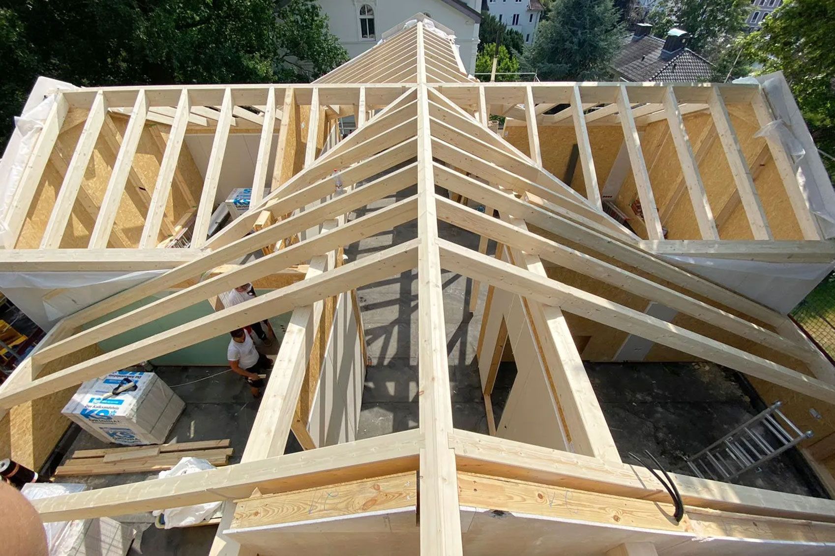Ein Rohbau von einem Dach aus Holz von oben fotografiert
