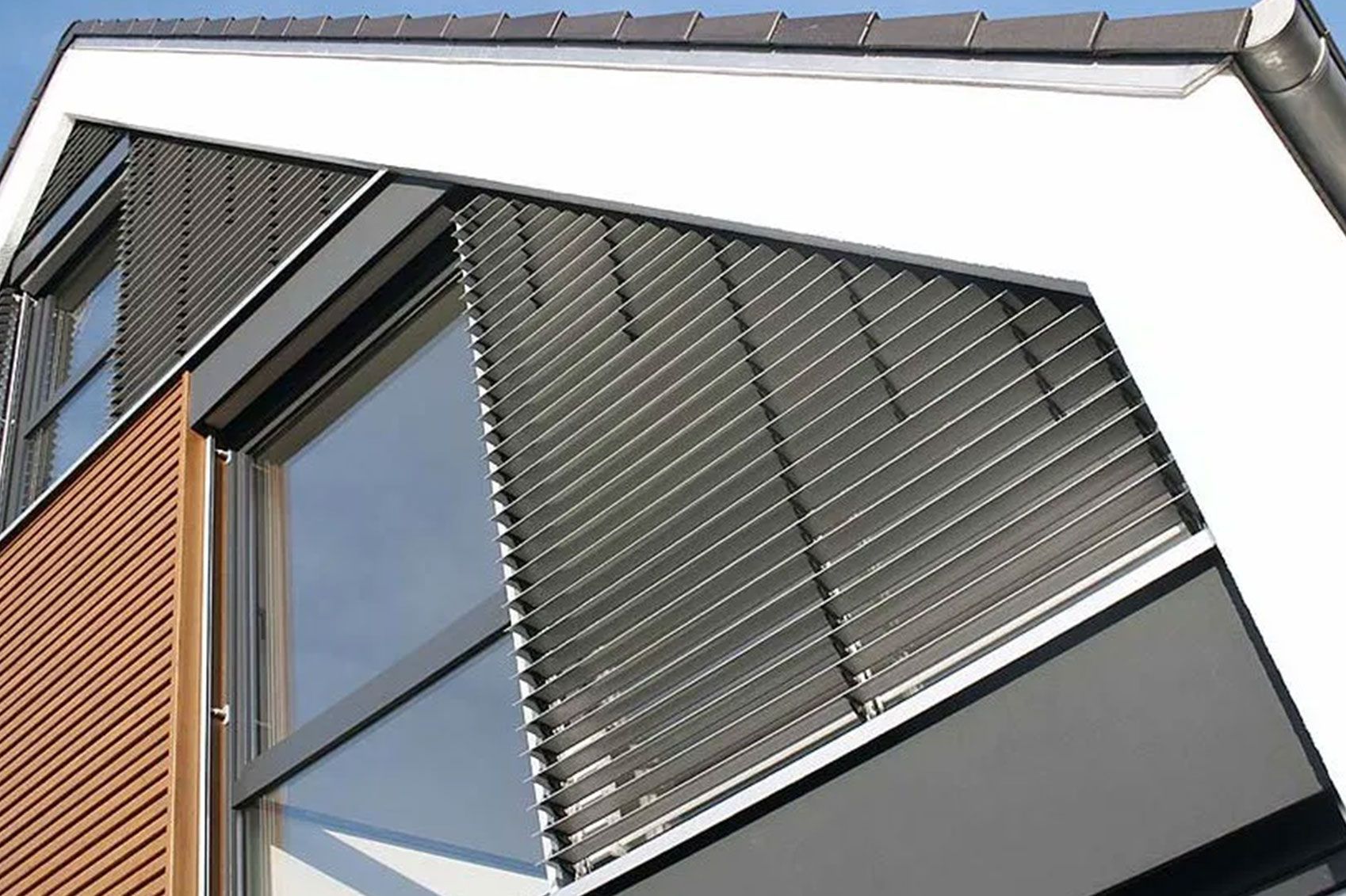 Eine Hausfront mit einem Sonnenschutz