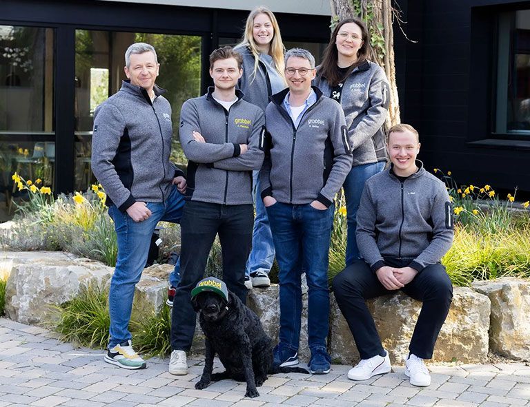 Simon Seidel Bauleitung Teamfoto vom Grübbel-Team mit Hund