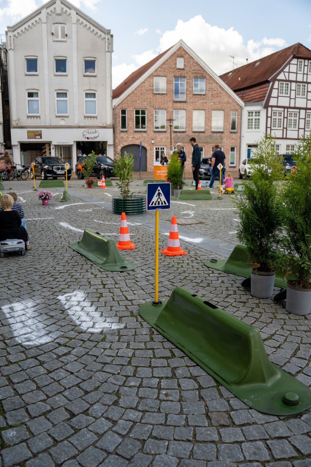 Bunte Bobbycars für den Kinder-Parcours bei Zeus Eventbedarf mieten