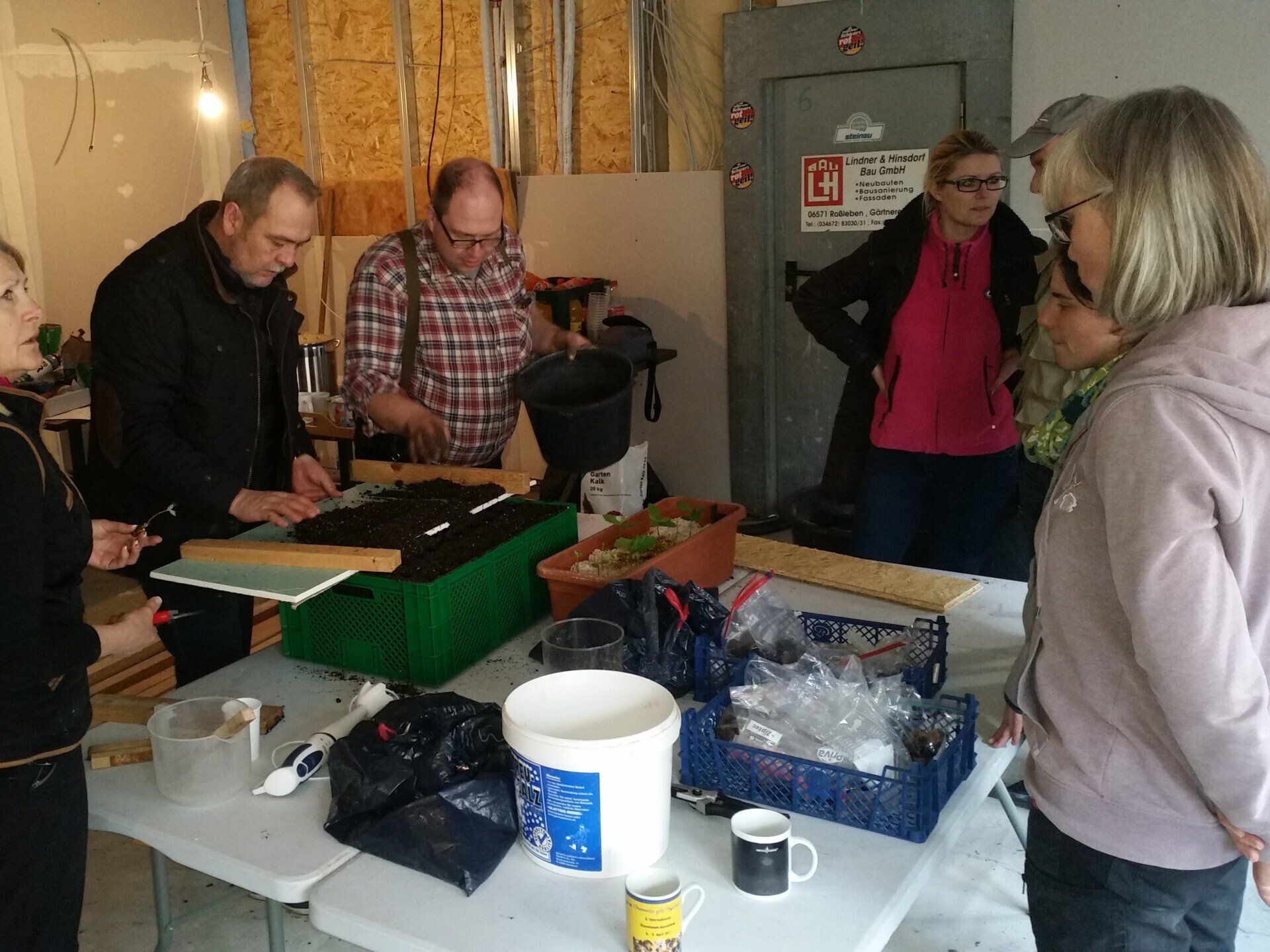 Pflanzerde für den Trüffelanbau wird in Pflanzcontainer gefüllt