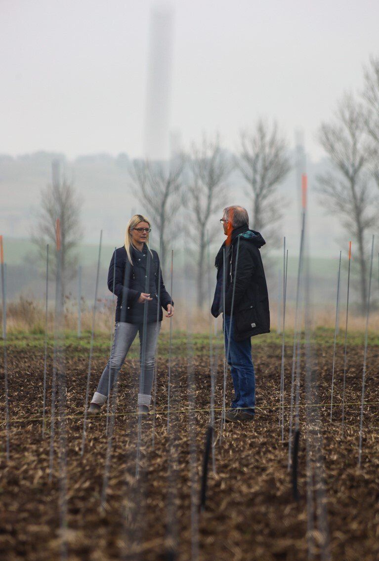 Anja Kolbe-Nelde und Prof. Franken besichtigen Trüffelversuchsfläche