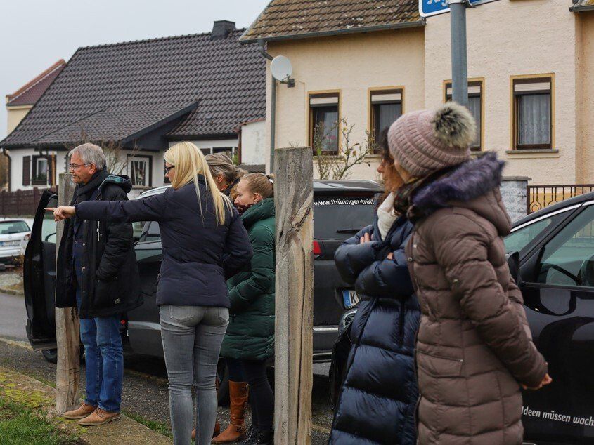 Zaungäste vor Trüffelplantage in Thüringen