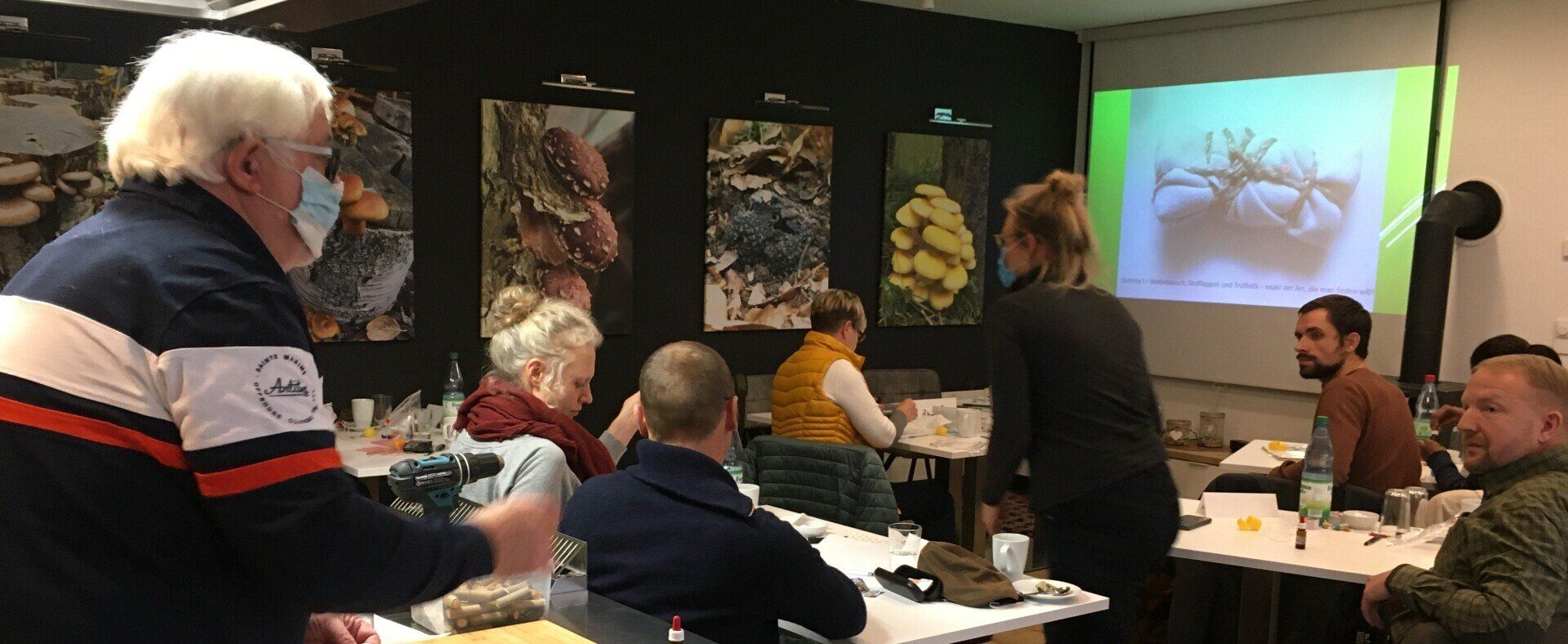 Kursteilnehmer bereiten Trüffelsuche vor