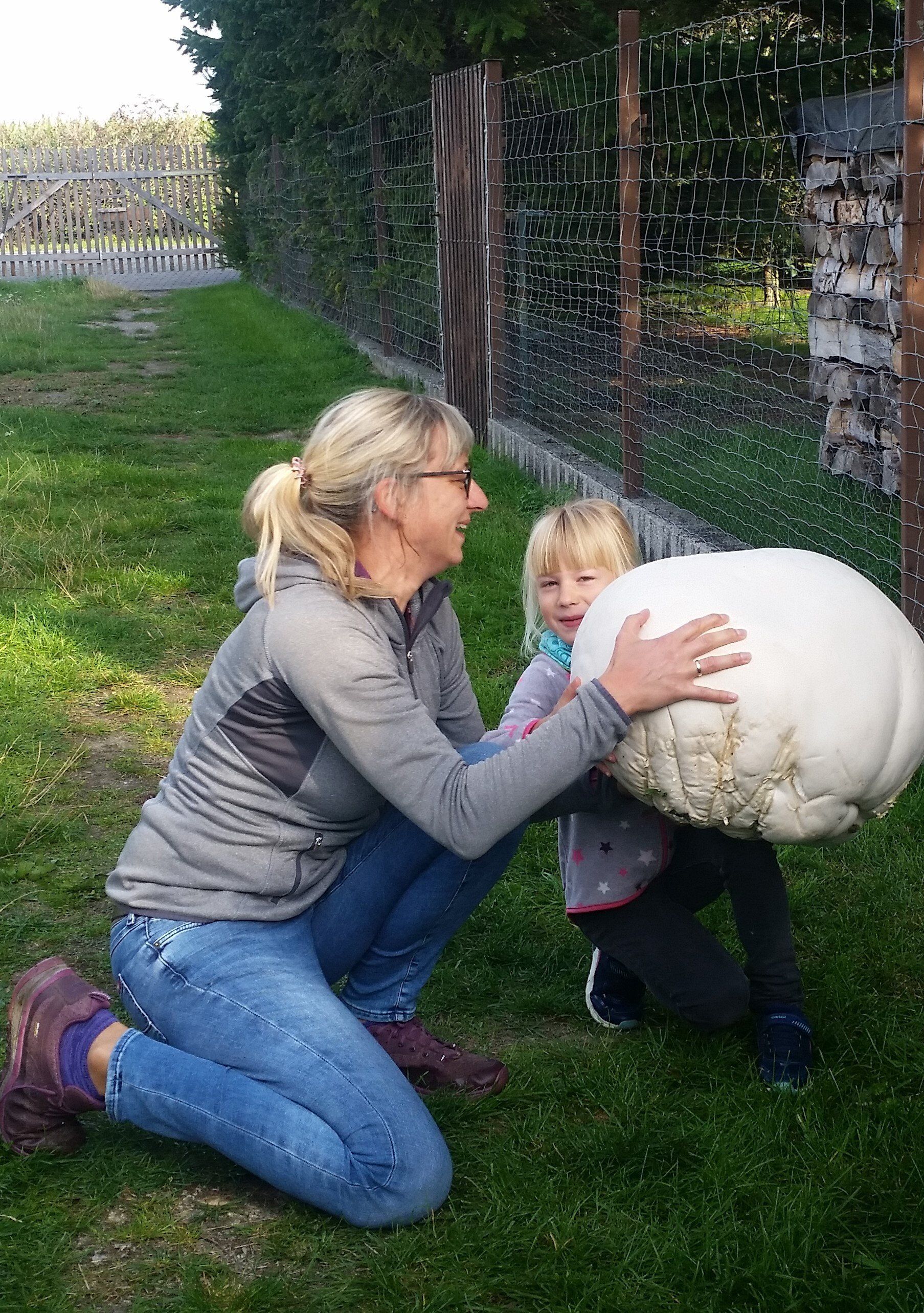 Riesenbovist mit mehr als 10 kg Geweicht und kleinem Kind mit Mutter