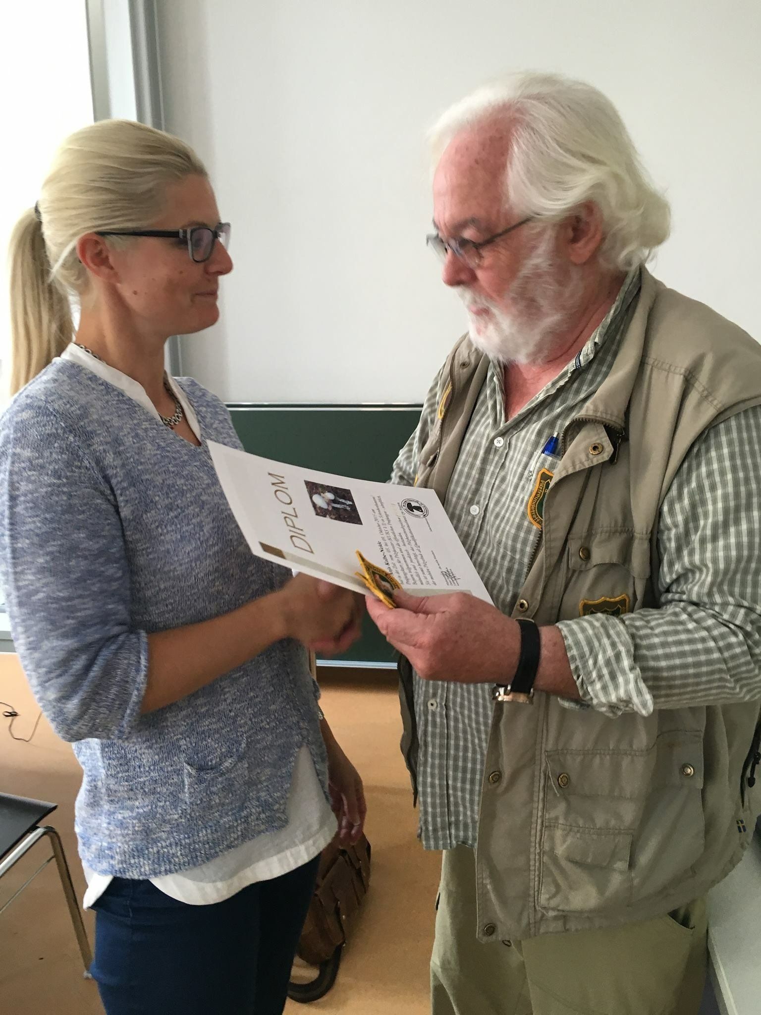 Anja Kolbe-Nelde erhält Beförderungsurkunde vom Pilzpapst