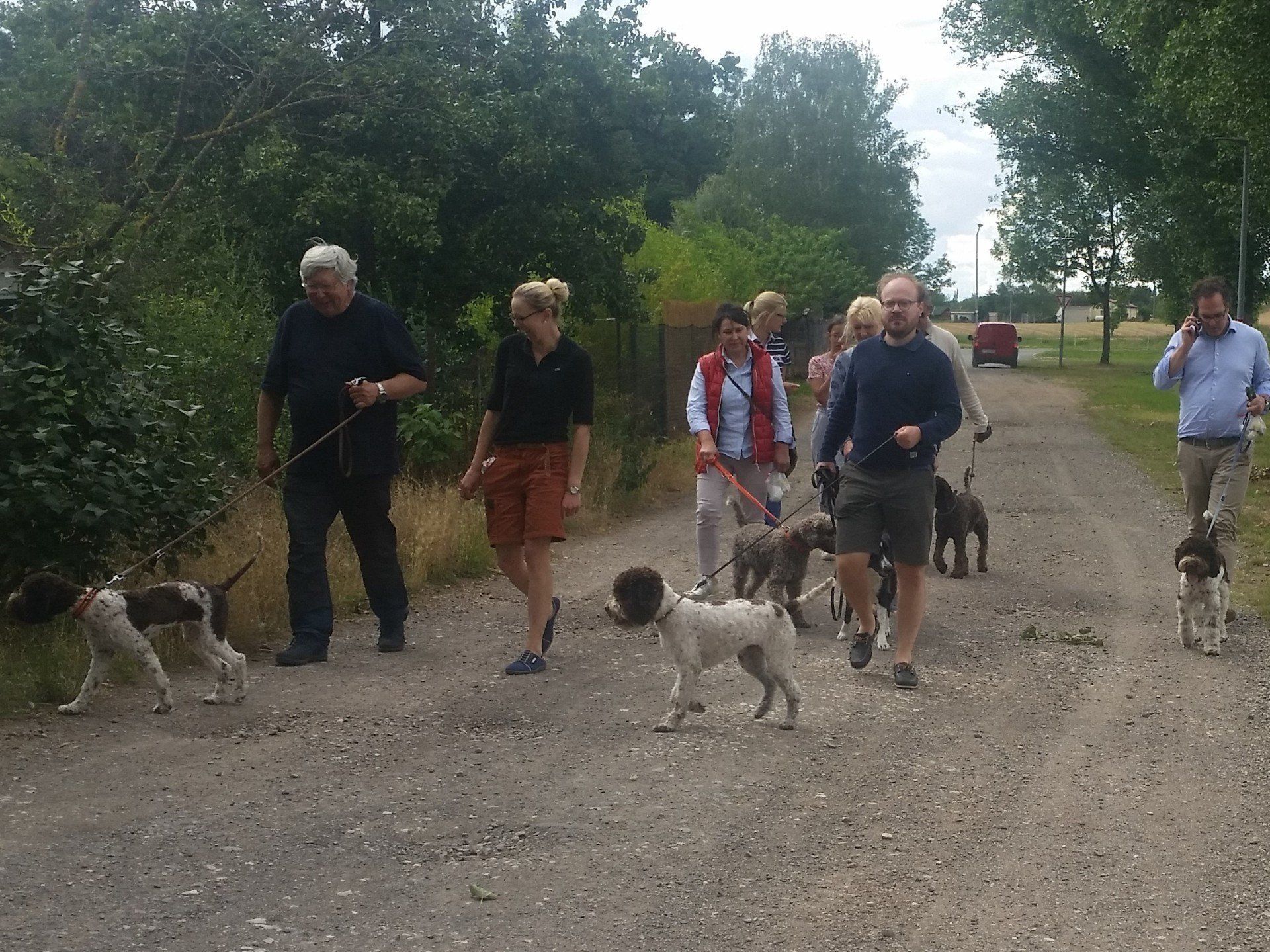 Gruppe Trüffelsucher mit ihren Hunden