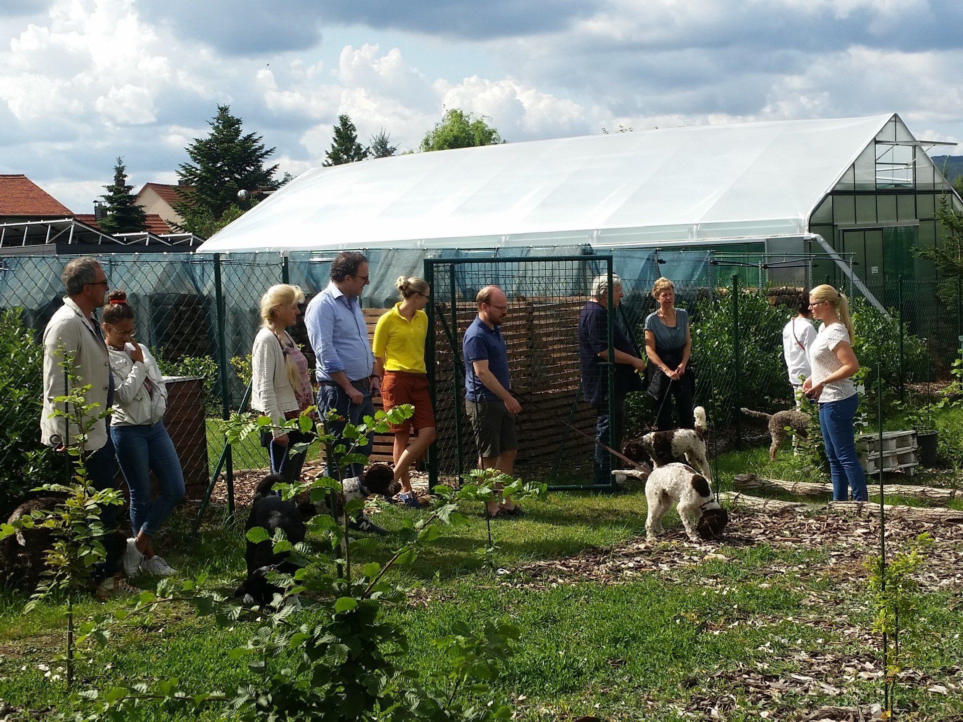 Inhaberin erläutert Trüffel-Musterplantagen auf der Thüringer Trüffelfarm