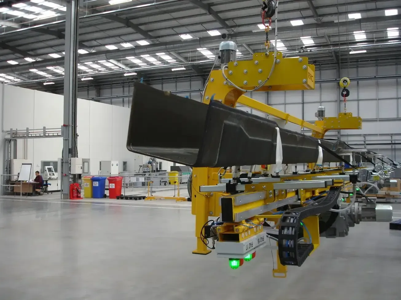 Vacuum lifting beam lifting a carbon fibre beam