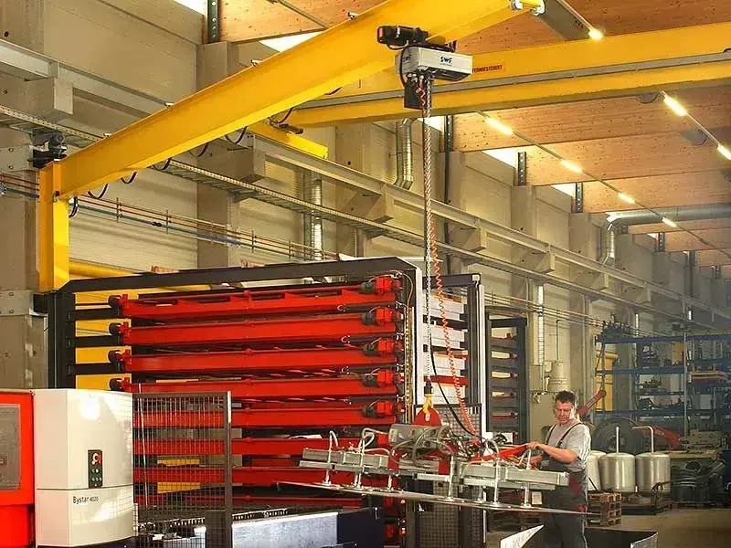 Swing jib in workshop