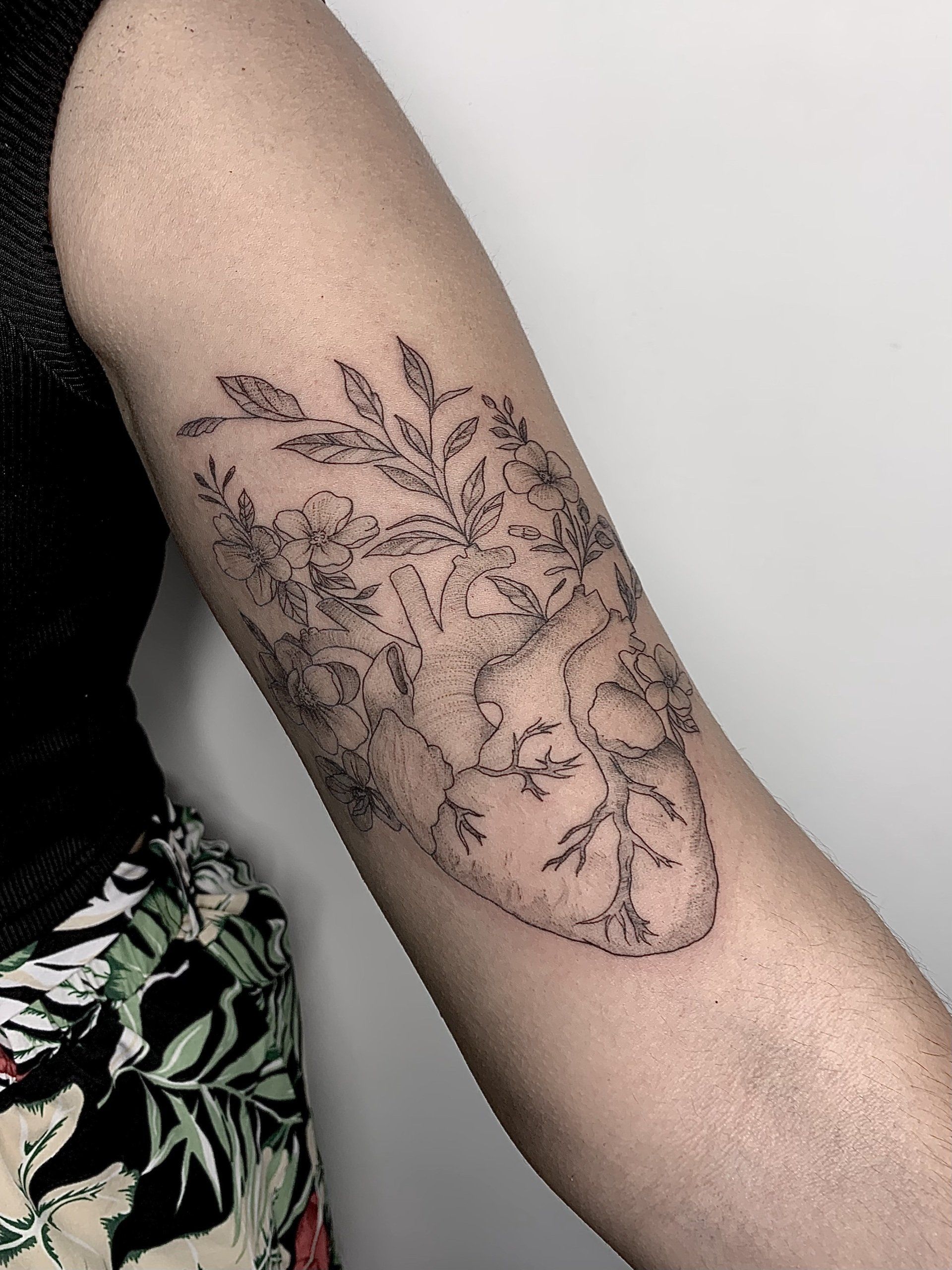 tatuajes línea fina Madrid y tatuaje realista Alma 24 Tattoo