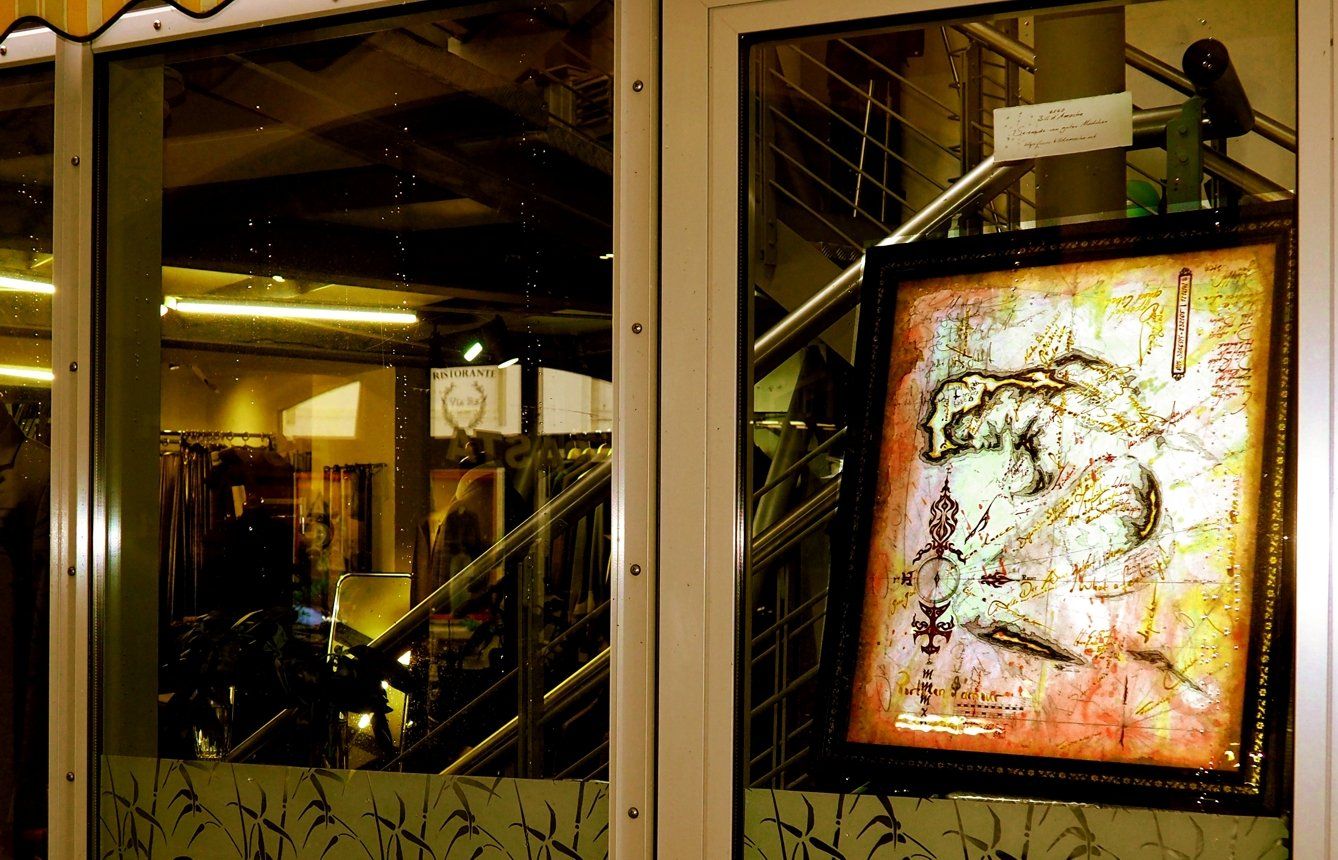 Schaufenster von Herrenmode Zwick mit Zeichnung von Bill d'Amacha namens Serenade vom guten Mädchen
