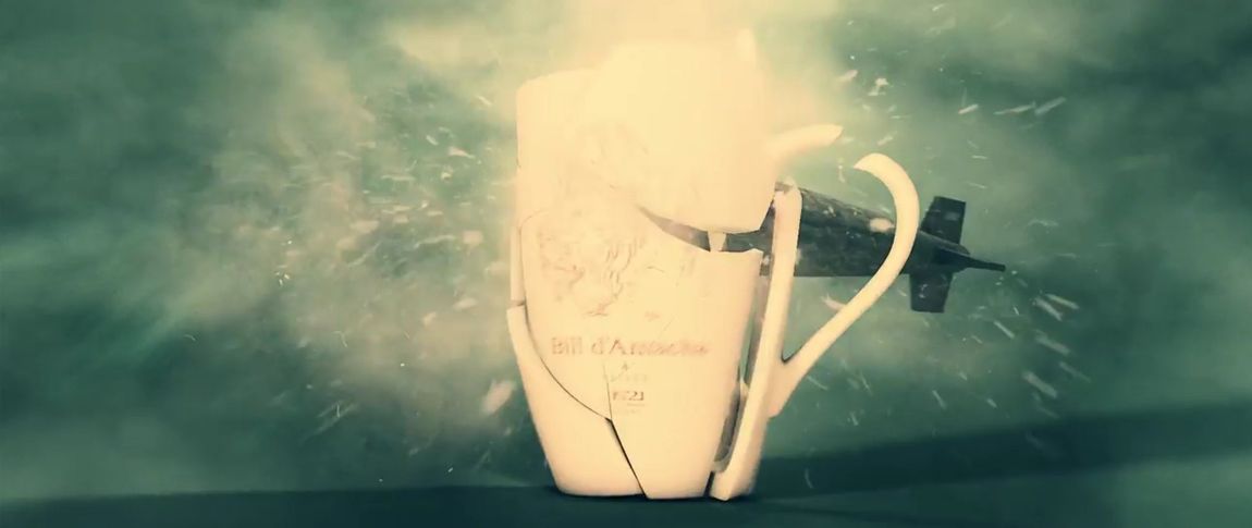 Video-Still einer Animation in Das Pläsier - Torpedo zerstört eine Tasse mit rotem Löwenaufdruck von Bill d'Amacha